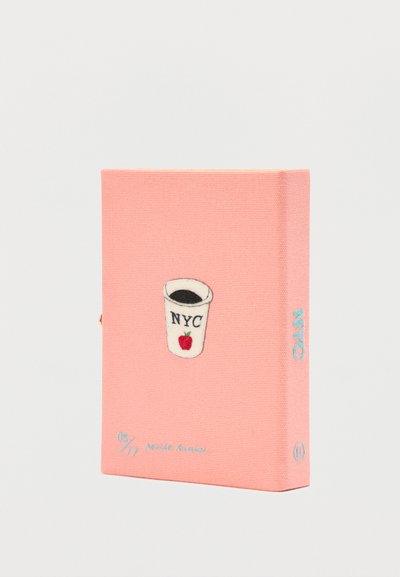 Ροζ υφασμάτινο τσαντάκι βιβλίου με κεντημένο φλιτζάνι καφέ με την ετικέτα "NYC" και ένα μικρό κόκκινο μήλο, με μπλε κεντημένο κείμενο στο κάτω μέρος και στην ράχη.