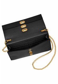 Sac à main en cuir noir avec une surface texturée, présentant trois fermetures en métal doré, une bandoulière en chaîne et un compartiment ouvert pour le rangement.