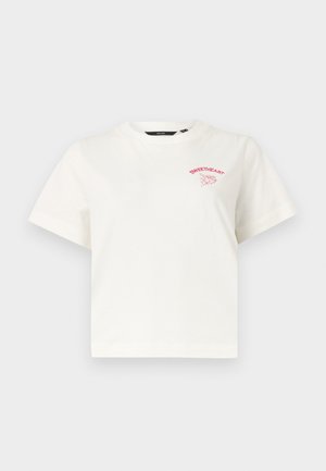 Camiseta blanca de manga corta y corte cropped con texto rojo "SWEETHEART" y un pequeño gráfico de rosa en el pecho izquierdo.