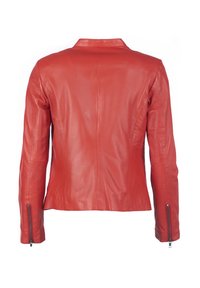 Červená kožená bunda s přiléhavým střihem, dlouhými rukávy a zipovými detaily na manžetách. Hladká textura se strukturovaným límcem.