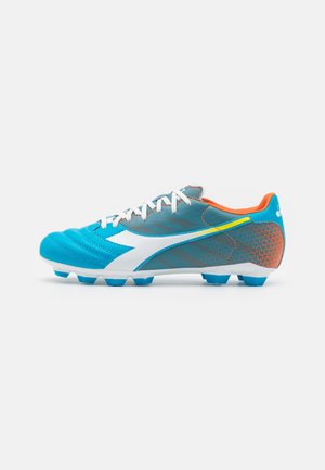 Scarpa da calcio blu e grigia con accenti bianchi, caratterizzata da un design elegante, superficie testurizzata, tallone arancione e tacchetti blu sulla suola.