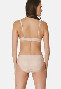 Conjunto de bikini de natación beige con tirantes decorados con flores, textura de cuadros y cierre trasero ajustable.