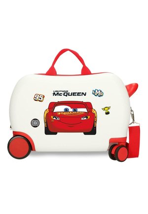 Maleta blanca infantil con ruedas y asa roja con la imagen de Rayo McQueen de Cars y adhesivos relacionados.