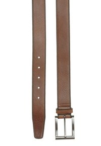 Brun läderbälte med fem justeringshål och en fyrkantig silverfärgad metallspänne på en vit bakgrund.