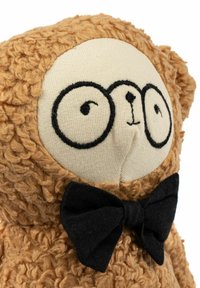 Plüschbär mit strukturiertem, flauschigem braunem Körper, beigem Gesicht, großen schwarzen Brillen und einer schwarzen Fliege am Hals. Weiches Stoffmaterial.