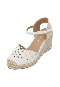 Witte canvas wedge sandaal met uitgesneden bloemendesign, espadrille-achtige jute touw tussenzool en enkelband met gespsluiting.