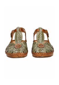 Zapatos de cuero perforado verde con acentos marrones, diseño de tiras T y costuras decorativas. Suela plana con un detalle redondeado y texturizado en la parte delantera.