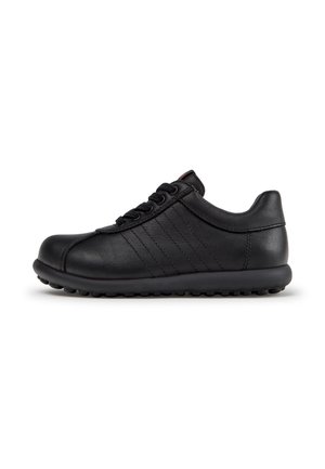 Sort lavtop læder-sneaker med snørebånd, polstret krave og tekstureret gummisål designet til afslappet brug.
