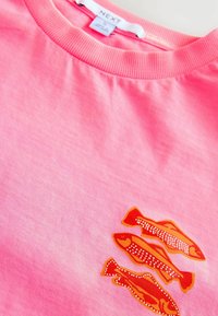Next SHORT SLEEVE CREW NECK - Printtipaita - fluro pink