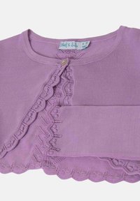 Cardigan in maglia viola con bordo in pizzo scallop e chiusura con bottone dorato. Tessuto morbido e scollatura rotonda con un piccolo dettaglio della tasca.