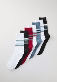 Set od šest pari čarapa u bijeloj, crnoj, crvenoj, svijetloplavoj i tamnoplavoj boji. Sadrže horizontalne pruge i brending "JACK & JONES" na rebrastim manžetama.