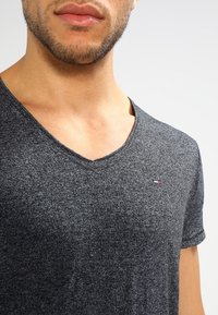 Tommy Jeans Jednoduché tričko - black