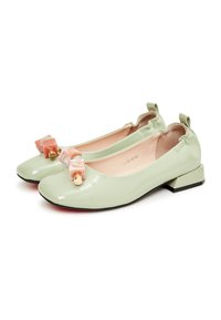 Mintgroene laklederen ballerina's met een ronde neus, voorzien van een decoratieve accent van twee roze blokken en gouden hardware, en een kleine blokhak.
