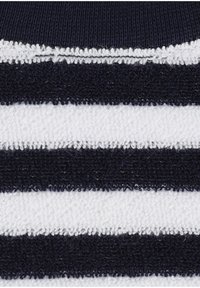 Tessuto a righe blu navy e bianche con superficie strutturata, caratterizzato da strisce alternate spesse e sottili. I bordi sono cuciti con cura.