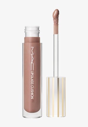 MAC Lipglass Cushion Lippen-Gloss in einem nudefarbenen Beige-Ton mit durchsichtigem Fläschchen und Applikator, der die Textur des Glosses zeigt.