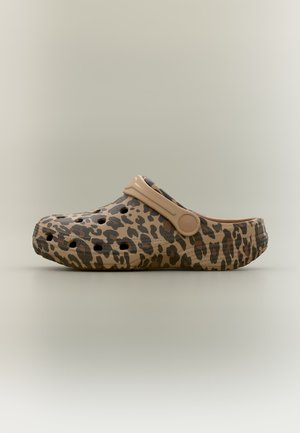 Smeđe klompe svijetle boje s tamno smeđim leopard uzorkom, ventilacijskim rupama i trakicom preko pete na neutralnoj pozadini.