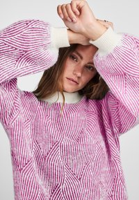 Pieces PCJENNA O NECK - Strikkegenser - whitecap gray/festival fuchsia
