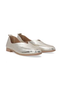 Zlaté metalické slip-on boty s elegantním designem a malými podpatky, postavené na čistém bílém pozadí.