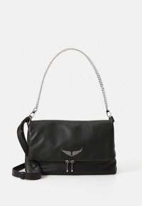 Μαύρη δερμάτινη τσάντα με υφή, ασημί αλυσίδα και μεταλλικό διακοσμητικό σε σχήμα φτερού μπροστά. Περιλαμβάνει ρυθμιζόμενο λουρί ώμου.