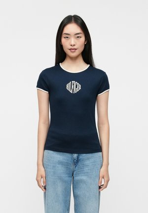 VARSITY SLIM RINGER TEE - Trükipildiga T-särk - dark night navy