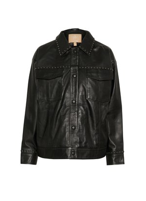 Črna usnjena jakna z zakovicami na ovratniku in zapenjalih, ki vsebuje dve sprednji žepki in gumbasto zapiranje. Gladka tekstura in sproščen kroj.