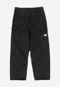 Juodos džinsinio audinio kelnes su laisvu pritaikymu, turinčios dvi galines kišenes ir vieną šoninę kišenę. Medžiaga yra tvirta su lygiu paviršiumi.