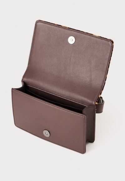 Borsa a tracolla in pelle marrone con una finitura liscia, dotata di chiusura a scatto magnetico e tasca interna. Aperta offre una chiara visibilità dell'interno.