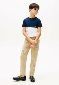 Tommy Hilfiger - COLOUR-BLOCKED CREW NECK - Camiseta estampada - dark night navy white Imagen en miniatura 1
