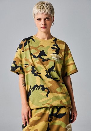 FOLLOW THE DOLLAR  - Camiseta estampada - camo