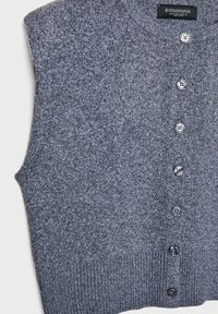 Cardigan senza maniche grigio in maglia, con sei bottoni neri e orlo a costine. Morbido al tatto, design casual adatto per essere indossato a strati. Etichetta del marchio visibile.