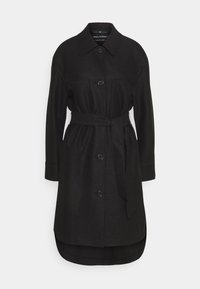 Abito camicia nero con cintura in vita, realizzato in un tessuto strutturato. Presenta un colletto a punta, chiusura con bottoni frontali, due tasche e maniche lunghe.