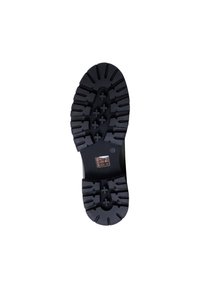 Suola di scarpa in gomma nera con battistrada profondo, caratterizzata da un motivo testurizzato e un'etichetta con il logo vicino al tallone. Design robusto per aderenza.