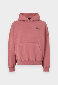 Haut à capuche rose avec une poche avant, des poignets et un ourlet côtelés. Doté d'accents métalliques sur les manches et d'un logo noir sur la poitrine.