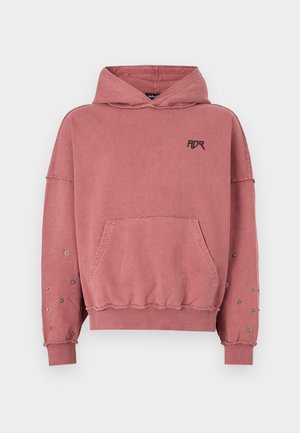 Lyserød hoodie med en frontlomme, ribbede manchetter og kant. Har metaldetaljer på ærmerne og et sort logo på brystet.