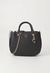 Bolso de mano sintético negro con diseño estructurado, asas dobles, correa de cadena desmontable y herrajes en tono dorado con un charm como adorno.