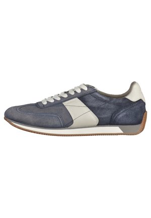 Baskets basses bleu marine et blanc avec fermeture à lacets et semelle en caoutchouc naturel, vues de profil sur fond blanc.