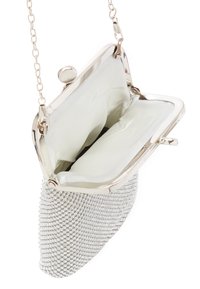 Clutch in metallo argento con un esterno testurizzato di strass, tracolla a catena e un interno foderato in raso con chiusura a scatto.