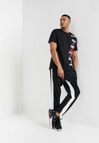Jordan TEE VERTICAL  - Camiseta estampada - black/gym red