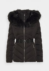 Sort pufferjakke med en faux fur hætte, lynlåslukning foran, bæltestrop i taljen, skrå quiltet mønster og to sidelommer med lynlås.