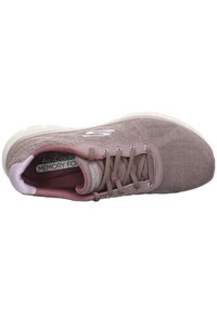 Zapatilla deportiva de color marrón rosado con parte superior de malla texturizada, cordones gruesos, cuello acolchado y plantilla "Air-Cooled Memory Foam".