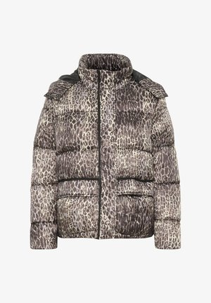 Leopárdmintás, barna és bézs puffermellény magas gallérral, fekete vállrészletekkel és cipzáras zsebekkel.