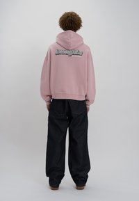 LOW LIGHTS STUDIOS® SANDED LOGO ZIPPER HOODIE - Felpa con zip - pink