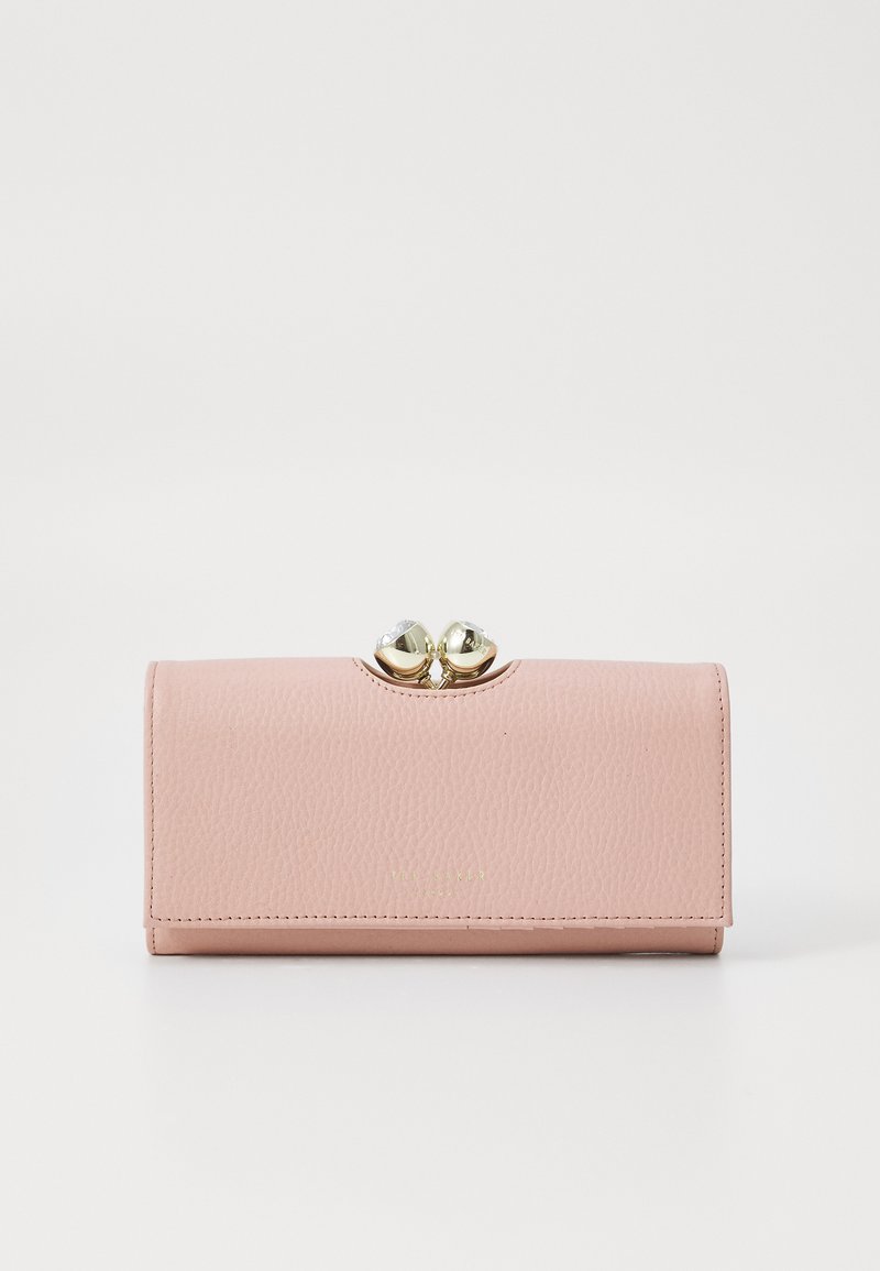 Portefeuille en cuir rose avec une finition texturée, doté d'un fermoir doré et d'un détail de logo subtil. Forme rectangulaire compacte.