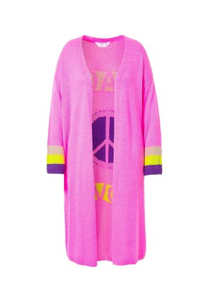 Langer, offener Cardigan aus pinker Strickware. Verfügt über ein "Friedens"-Symbol und kontrastierende Farbbänder in Gelb und Lila an den Ärmeln.