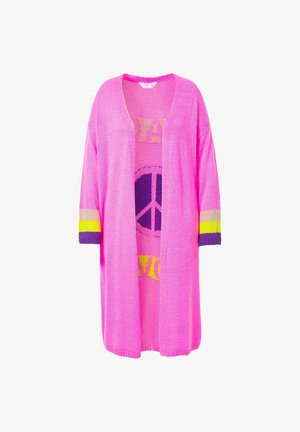 Lange cardigan met open voorkant, gemaakt van roze breimateriaal. Kenmerkt een "vrede" symbool en contrasterende kleurbanden in geel en paars bij de mouwen.