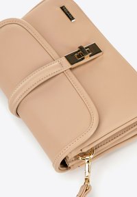 Clutch in pelle beige con chiusura rettangolare color oro, cuciture visibili e tracolla staccabile con minuteria dorata.