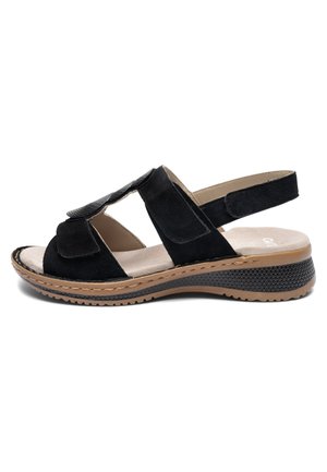 Zwarte suede sandalen met open tenen, verstelbare klittenbandsluitingen, beige gevoerde binnenzool en een bruine, gestructureerde zool met een kleine hak.