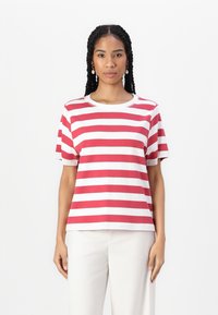 Camiseta de manga corta de rayas rojas y blancas con un ajuste relajado, hecha de una tela suave, con un cuello redondo y mangas con puños.