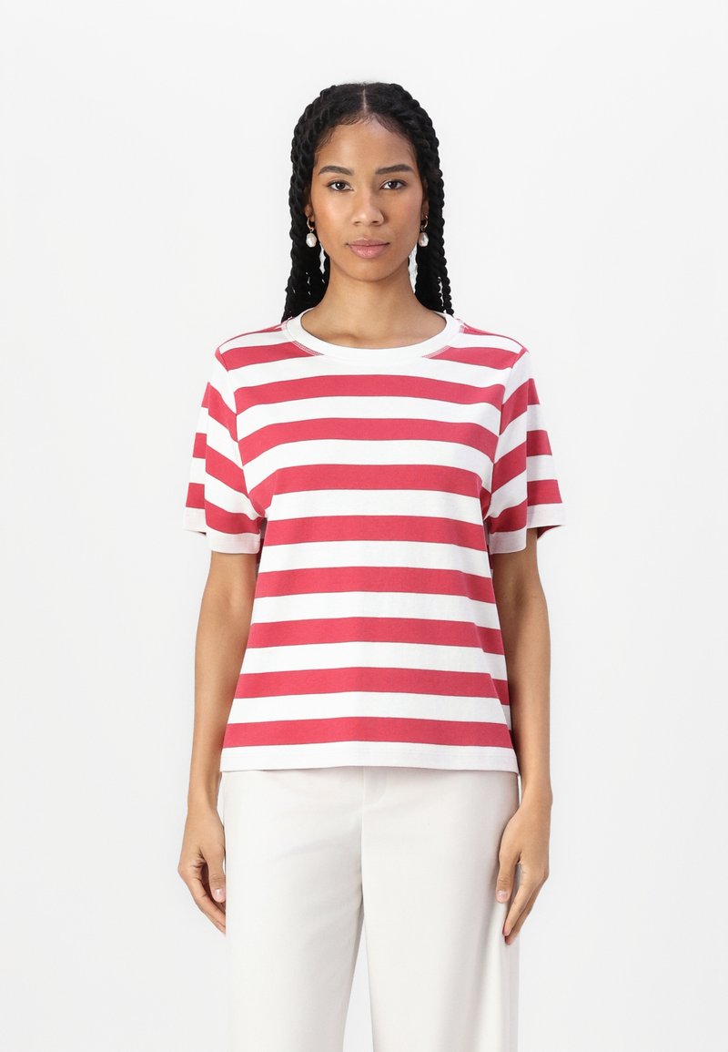Camiseta de manga corta de rayas rojas y blancas con un ajuste relajado, hecha de una tela suave, con un cuello redondo y mangas con puños.