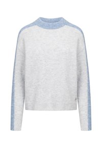 Lichtgrijze trui van zacht materiaal, met blauwe accenten op de schouders, een ronde halslijn en lange mouwen. Subtiele textuur overal.